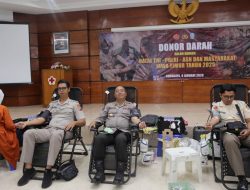 Panitia Natal TNI dan Polri Gelar Bakti Sosial Donor Darah di PMI Surabaya*